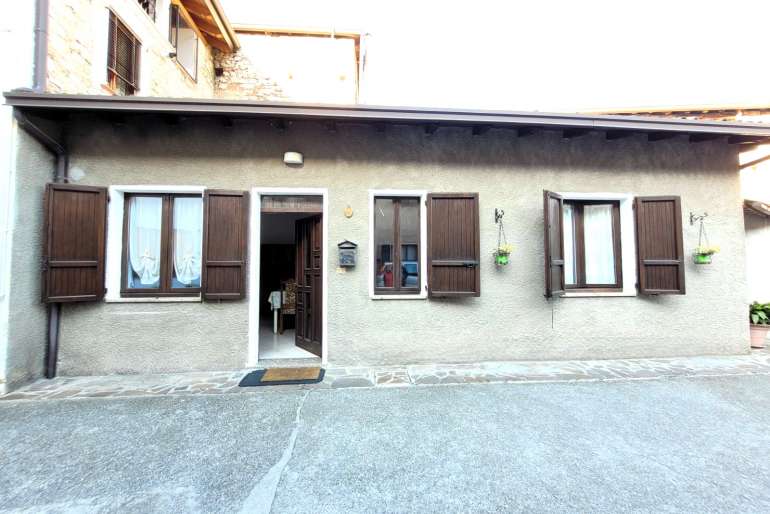 VENDESI BILOCALE CON TAVERNA E POSTO AUTO COPERTO - VILLA CARCINA