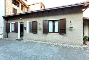 VENDESI BILOCALE CON TAVERNA E POSTO AUTO COPERTO - VILLA CARCINA