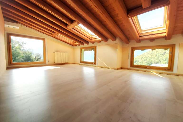 VENDESI ELEGANTE VILLA INDIPENDENTE – VILLA CARCINA