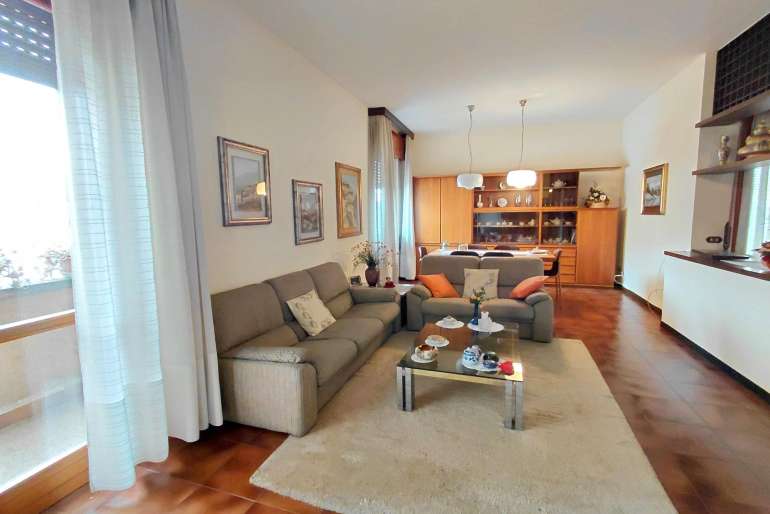 PENTALOCALE IN BIFAMILIARE CON BOX ALTEZZA CAMPER O DEPOSITO &ndash; VILLA CARCINA