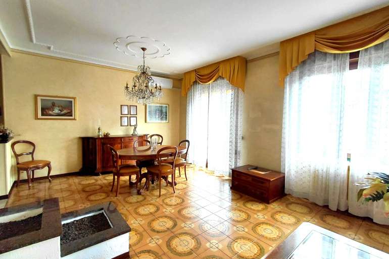 PENTALOCALE LUMINOSO CON AMPIA SOFFITTA FINESTRATA &ndash; LUMEZZANE