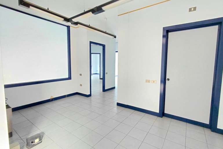 VENDESI AMPIO UFFICIO/STUDIO - SAREZZO